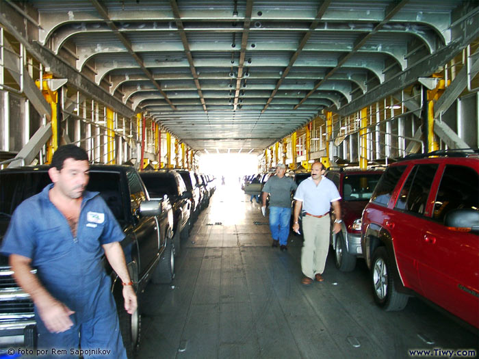 Adentro del Conferry, en la parte donde estan los autos