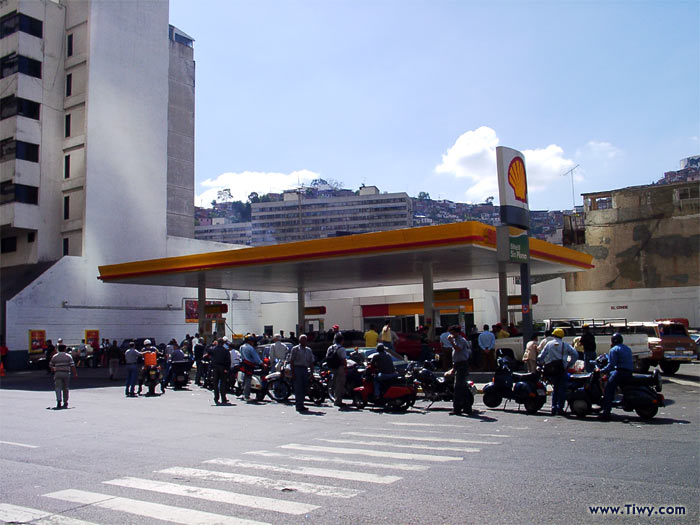 Cola en la gasolinera en los dias del paro