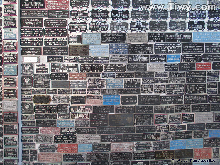 Placards with gratitude to the saint doctor Jose Gregorio Hernandez