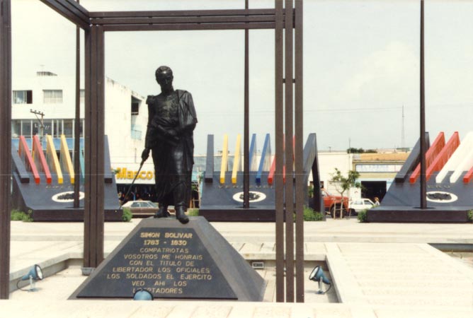 Ciudad Bolivar. Памятник Освободителю Симону Боливару.