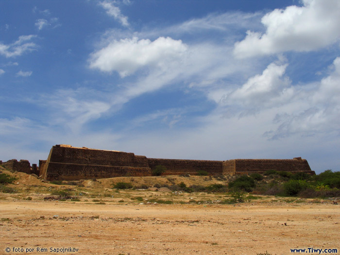 The peaceful days of the Araya fortress. There is neither a pirate, nor an assault threat. 