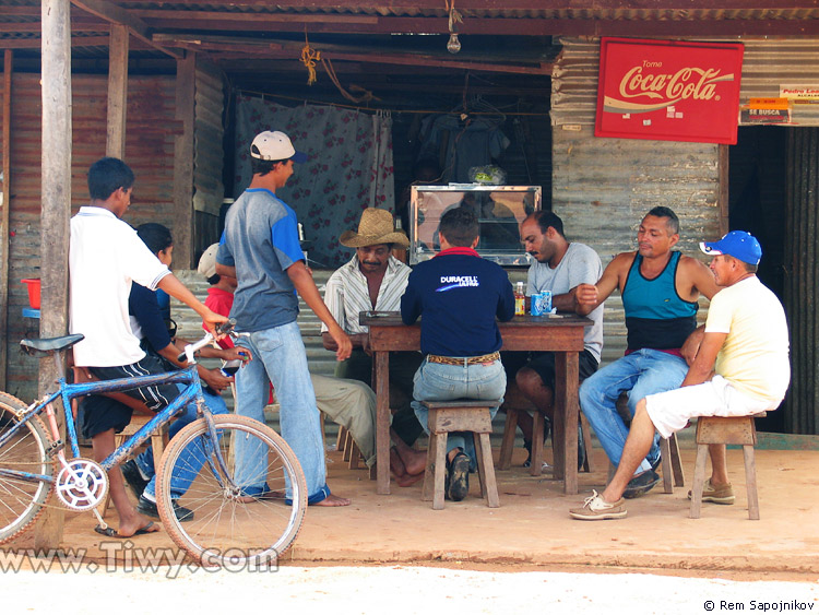 Sunday morning of an anonymous village at the river: dominoes, which enjoys equal popularity in Venezuela as baseball